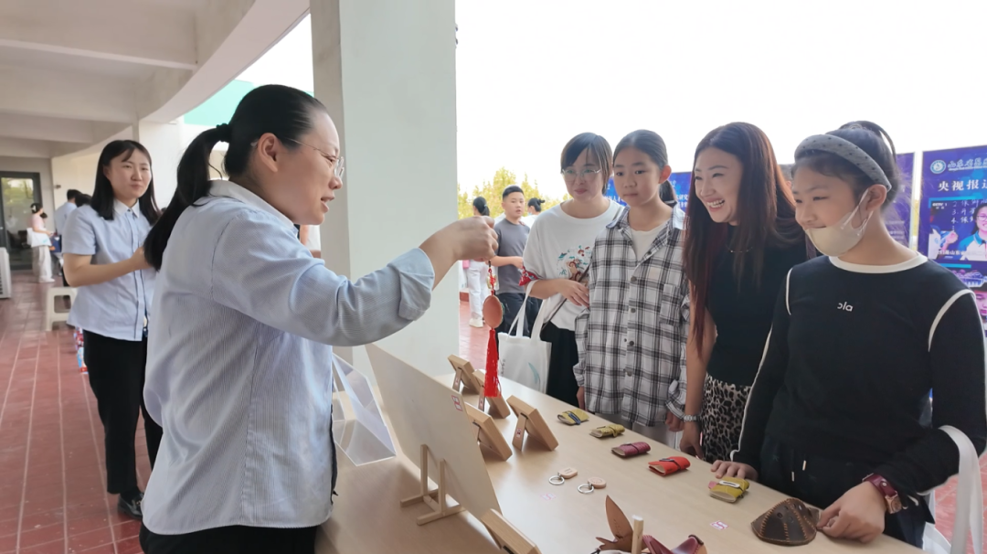 昌乐二中：我校组织校友开放日暨校友之家揭牌仪式