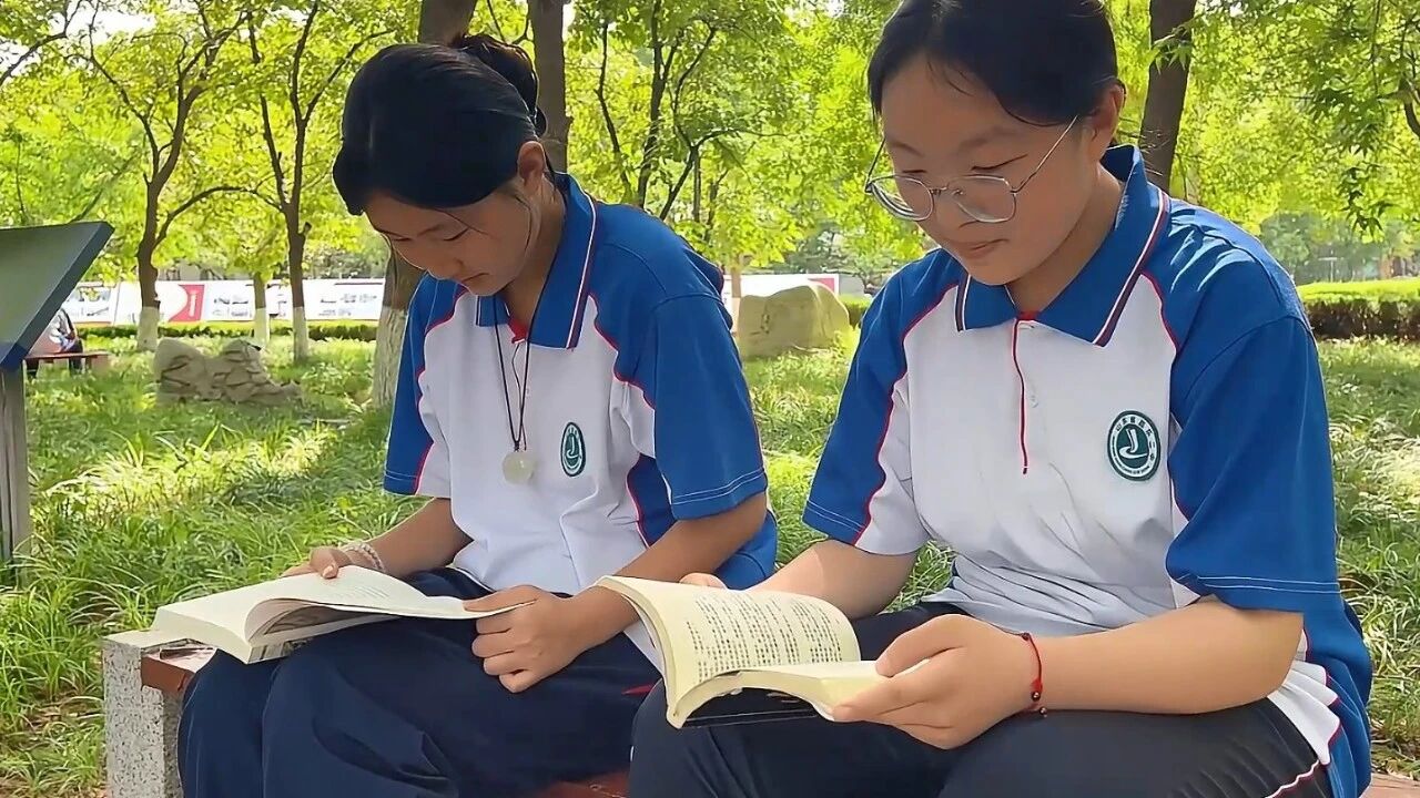 点燃阅读激情 共赴书香盛宴——昌乐二中举办第十二届读书节