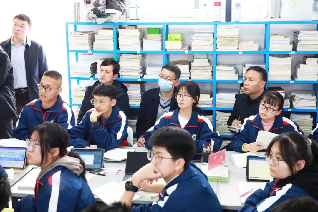教学视导促提升 专家引领共成长——县教研中心领导专家来昌乐二中开展高中教学视导